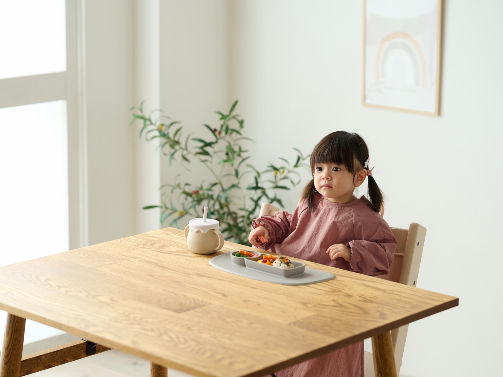 omoikaneの手づかみ食べエプロンを着けて食事をする子ども