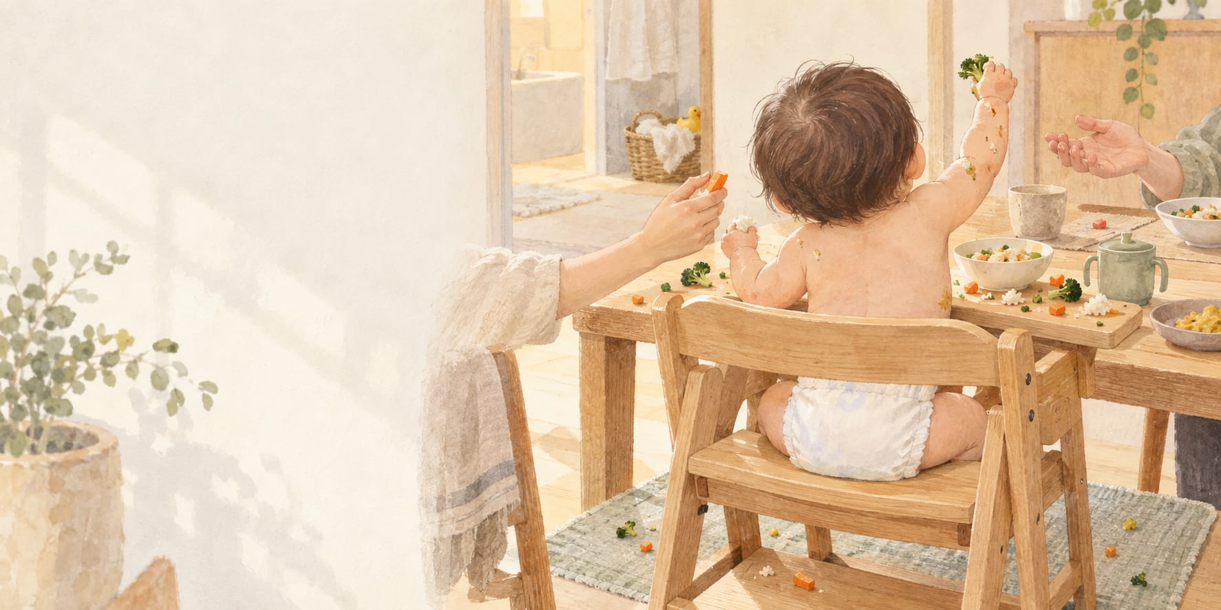 おむつ一丁で手づかみ食べをする赤ちゃん