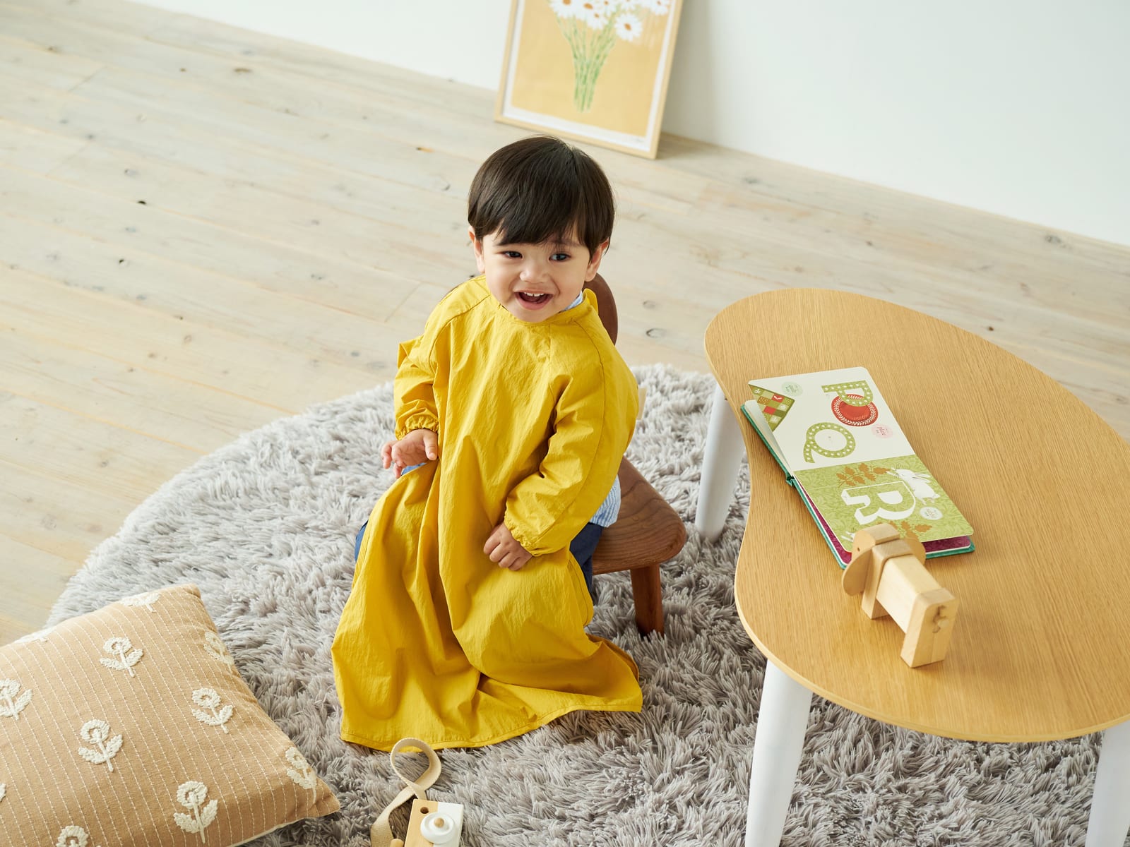 長袖長裾のエプロンを着た子ども